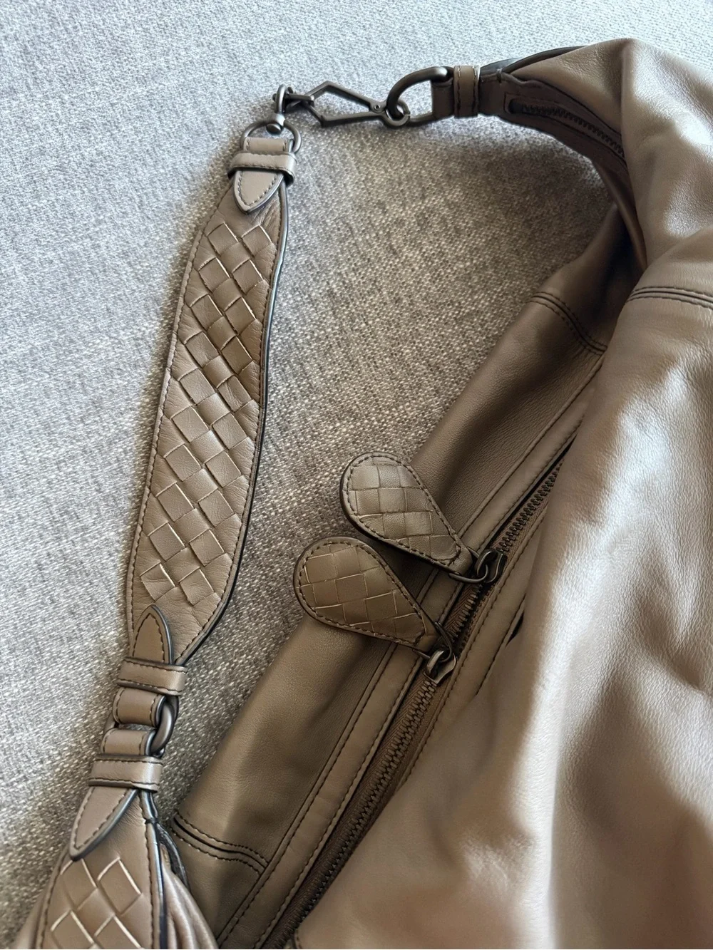 BOTTEGA VENETA Greige Gray Intrecciato Weave Hobo Bag